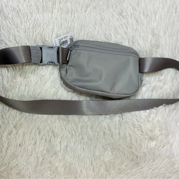 Lululemon Athletica Everywhere belt bag 1L Silver Drop - Picture 16 of 17